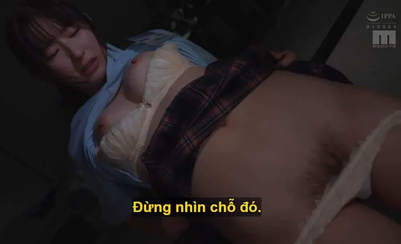 Ông sếp lập mưu đụ em nhân viên kiêu kỳ lười nhác, suốt ngày bận tán gẫu với người yêu.